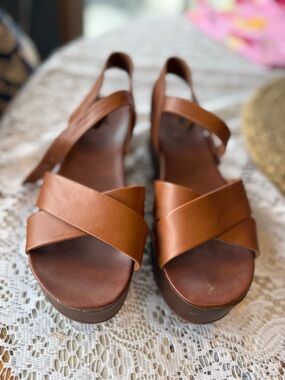 Universal Thread Brown Platform Sandals Womens Size 6 Cross Strap Chunky Heel
